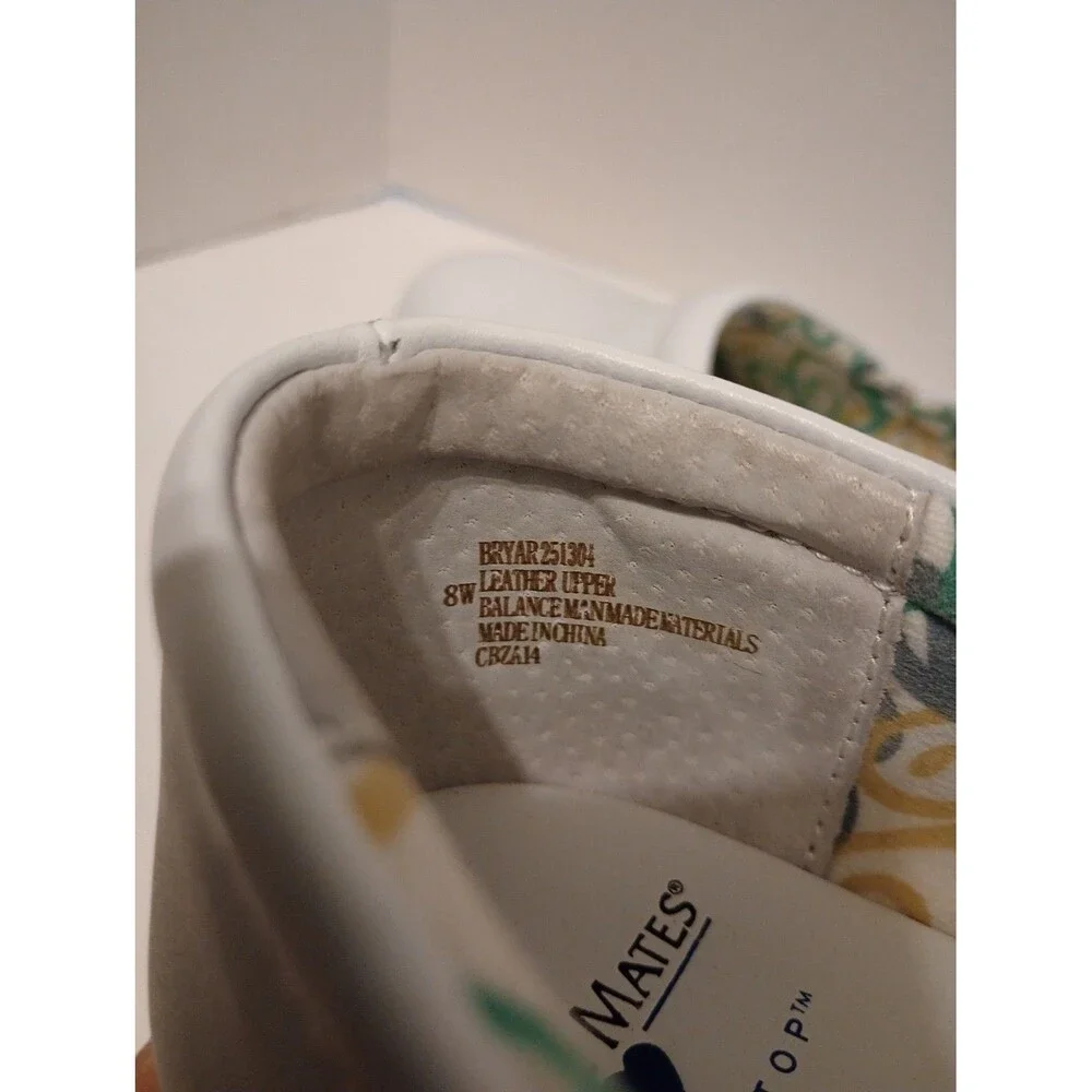 Nursemates Ladies Dove white Clogs Size 8W Wide